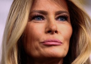 «Σταχτοπούτα με κουμπιά για μάτια» – Η παραβίαση της συμφωνίας και το αίτημα για αφαίρεση της μουσικής στο Melania