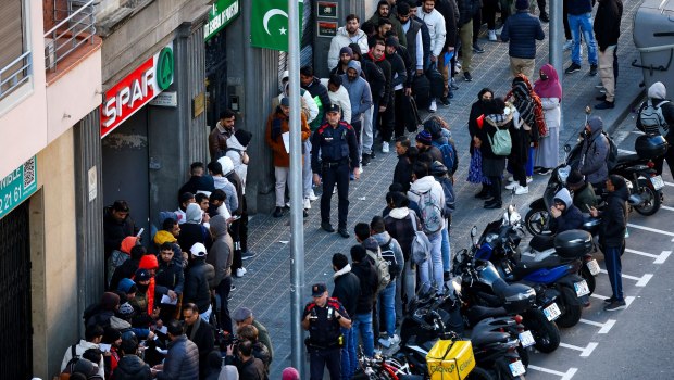 Η Ισπανία νομιμοποίησε πάνω από μισό εκατομμύριο μετανάστες το 2005 – Και η οικονομία ωφελήθηκε