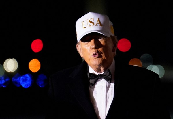 Ο Τραμπ λέει ότι το Ιράν «διαπραγματεύεται σοβαρά» καθώς αρνείται να πει εάν οι ΗΠΑ θα επιτεθούν