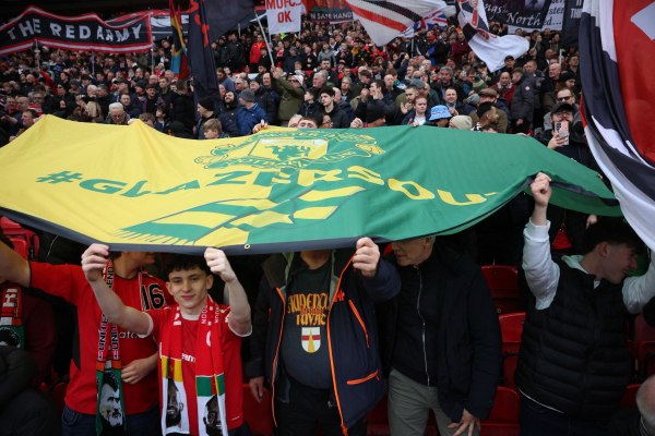 Χαμός στο Ολντ Τράφορντ με πορεία και συνθήματα κατά των Γκλέιζερ (vids)