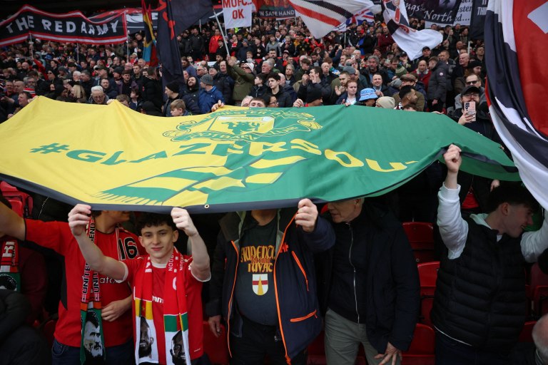 Χαμός στο Ολντ Τράφορντ με πορεία και συνθήματα κατά των Γκλέιζερ (vids)