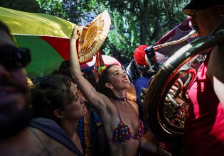 Πώς το διάσημο καρναβάλι του Ρίο ντε Τζανέιρο έβαλε τον άνθρωπο στο κέντρο μιας άνισης και βίαιης πόλης