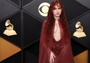 Η Chappell Roan γελάει με τα επικριτικά σχόλια για την εμφάνιση του «γυμνού στήθους» στα Grammy 2026