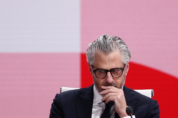 Προς πώληση η εταιρεία του ατζέντη Κέισι Γουάσερμαν μετά τα emails με τη Μάξγουελ – Μαζικές αποχωρήσεις πελατών