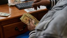 «Έρχονται χρόνια δύσκολα» για το δολάριο – Γιατί υποχωρεί