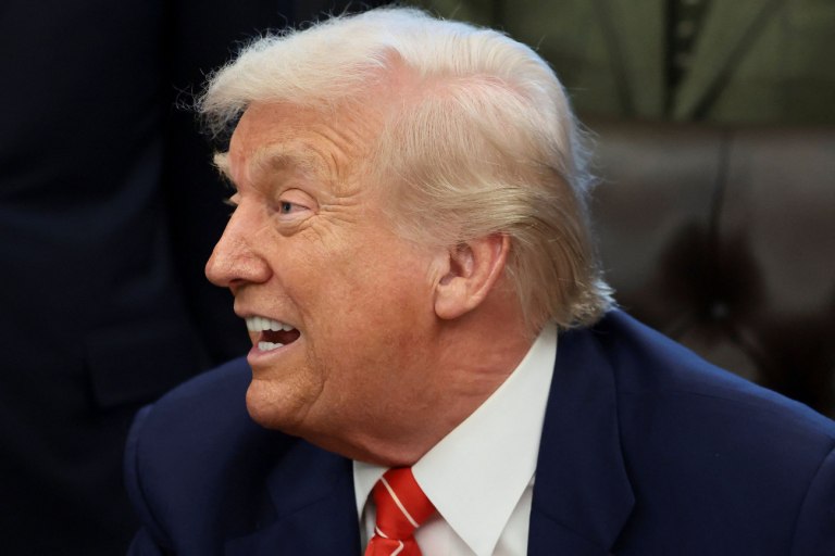 Απειλές Τραμπ εναντίον Χαμενεΐ: «Θα έλεγα ότι πρέπει να ανησυχεί πολύ»