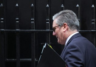 Αγώνας επιβίωσης για τον Στάρμερ – Ποιοι τον στηρίζουν, ποιοι ζητούν την αποχώρησή του