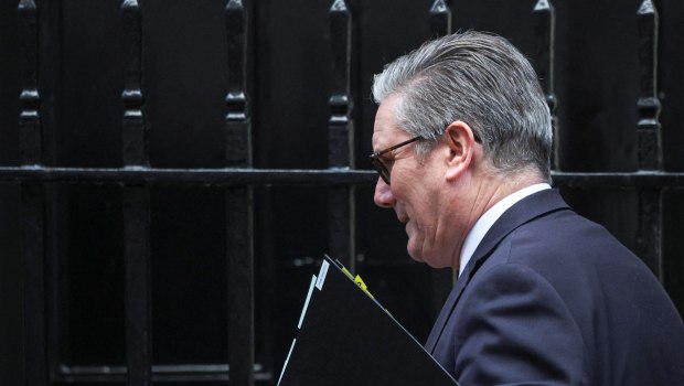 Αγώνας επιβίωσης για τον Στάρμερ – Ποιοι τον στηρίζουν, ποιοι ζητούν την αποχώρησή του