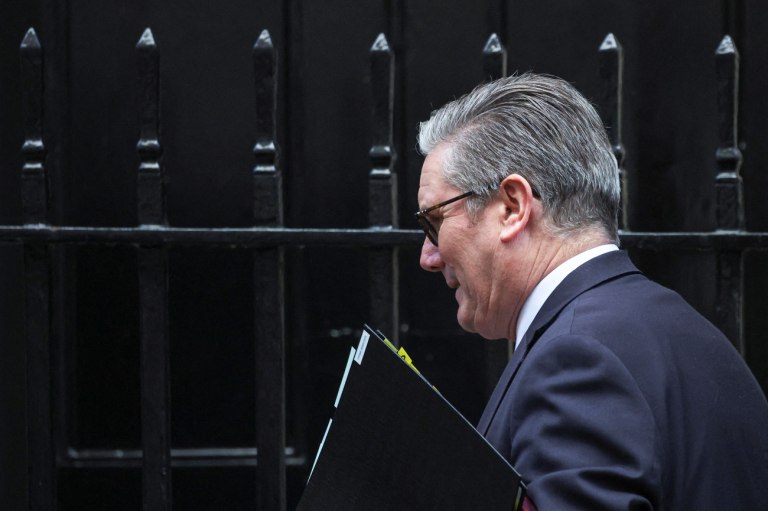 Αγώνας επιβίωσης για τον Στάρμερ – Ποιοι τον στηρίζουν, ποιοι ζητούν την αποχώρησή του