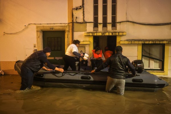 Καταιγίδα Λεονάρντο: Σαρώνει την Ιβηρική – Ένας νεκρός και μια αγνοούμενη