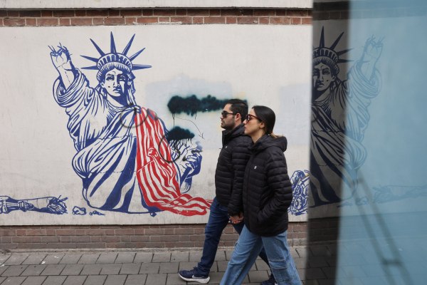 Ιράν – ΗΠΑ: Ξεκινούν στο Ομάν οι έμμεσες συνομιλίες με την Ουάσιγκτον υπό τον φόβο στρατιωτικής επίθεσης