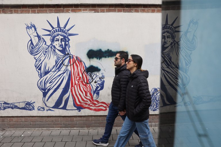 Ιράν – ΗΠΑ: Ξεκινούν στο Ομάν οι έμμεσες συνομιλίες με την Ουάσιγκτον υπό τον φόβο στρατιωτικής επίθεσης