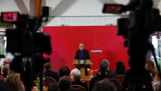 Βρετανία: Πιέσεις να παραιτηθεί δέχεται ο Στάρμερ – Τον κατηγορούν για το χάος από την υπόθεση Έπσταϊν