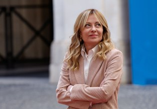 Μελόνι: Φέρνει αυστηρότερα μέτρα για το μεταναστευτικό