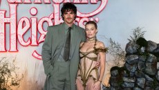 Ο Τζέικομπ Ελόρντι σπεύδει να προστατεύσει την Μάργκοτ Ρόμπι από τη βροχή στην πρεμιέρα της ταινίας «Ανεμοδαρμένα Ύψη»