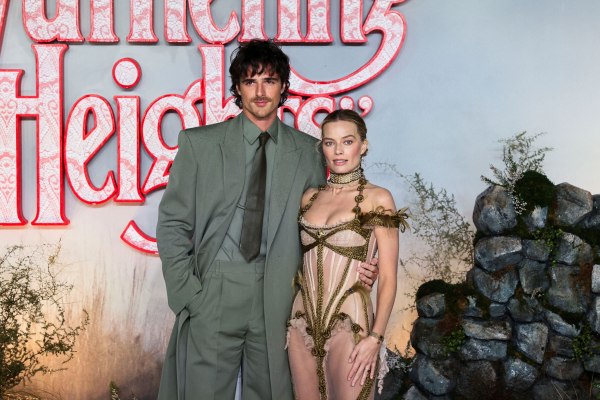 Ο Τζέικομπ Ελόρντι σπεύδει να προστατεύσει την Μάργκοτ Ρόμπι από τη βροχή στην πρεμιέρα της ταινίας «Ανεμοδαρμένα Ύψη»