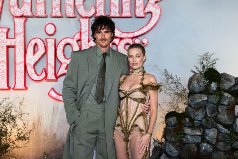 Ο Τζέικομπ Ελόρντι σπεύδει να προστατεύσει την Μάργκοτ Ρόμπι από τη βροχή στην πρεμιέρα της ταινίας «Aνεμοδαρμένα Ύψη»