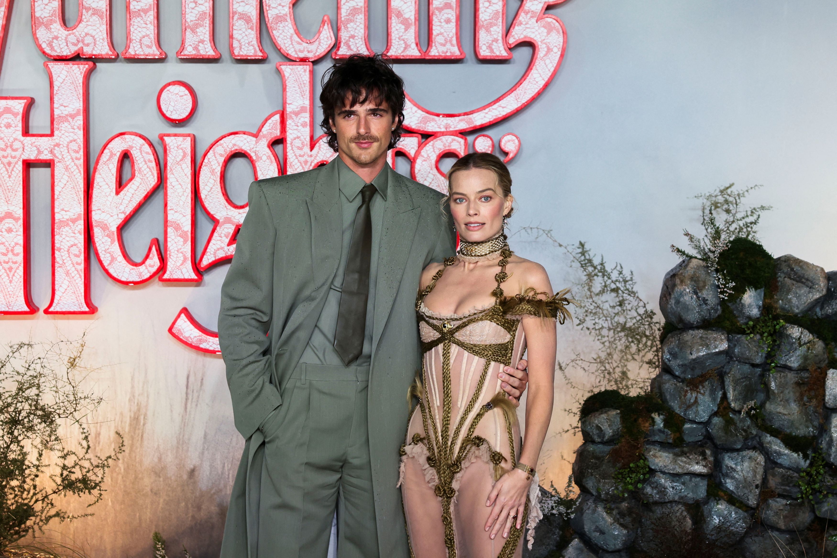 Ο Τζέικομπ Ελόρντι σπεύδει να προστατεύσει την Μάργκοτ Ρόμπι από τη βροχή στην πρεμιέρα της ταινίας «Aνεμοδαρμένα Ύψη»