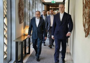 ΗΠΑ – Ιράν: Σε εξέλιξη οι συνομιλίες στο Ομάν – Η Τεχεράνη δηλώνει «έτοιμη» να υπερασπιστεί τον εαυτό της