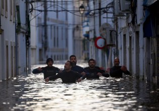 Κακοκαιρία: Ένας πυροσβέστης νεκρός από τις πλημμύρες στην Πορτογαλία – Νέες ισχυρές βροχοπτώσεις στην Ισπανία