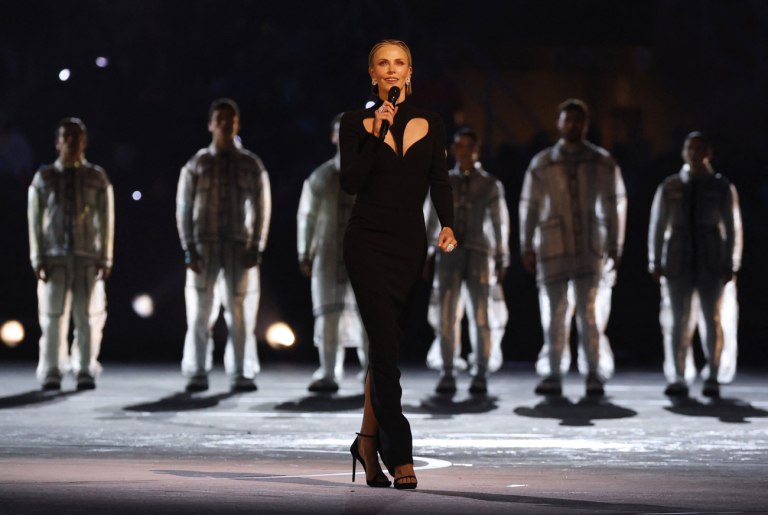 Η Σαρλίζ Θερόν, ο Νέλσον Μαντέλα κι η εμφάνιση-έκπληξη στην τελετή έναρξης των Χειμερινών Ολυμπιακών Αγώνων 2026