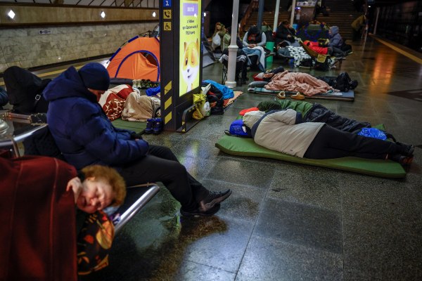 Ουκρανία: Ο Τραμπ βιάζεται να κλείσει τη συμφωνία, ο Ζελένσκι συναντά τους Ευρωπαίους και μεγάλο μέρος της χώρας δεν έχει ρεύμα