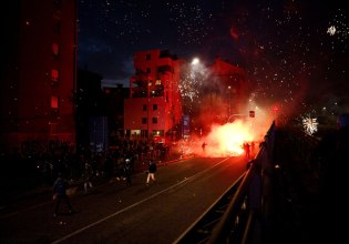 Πέντε συλλήψεις στο Μιλάνο – Πυροτεχνήματα εναντίον δακρυγόνων, γκλομπ και κανονιού νερού [βίντεο]