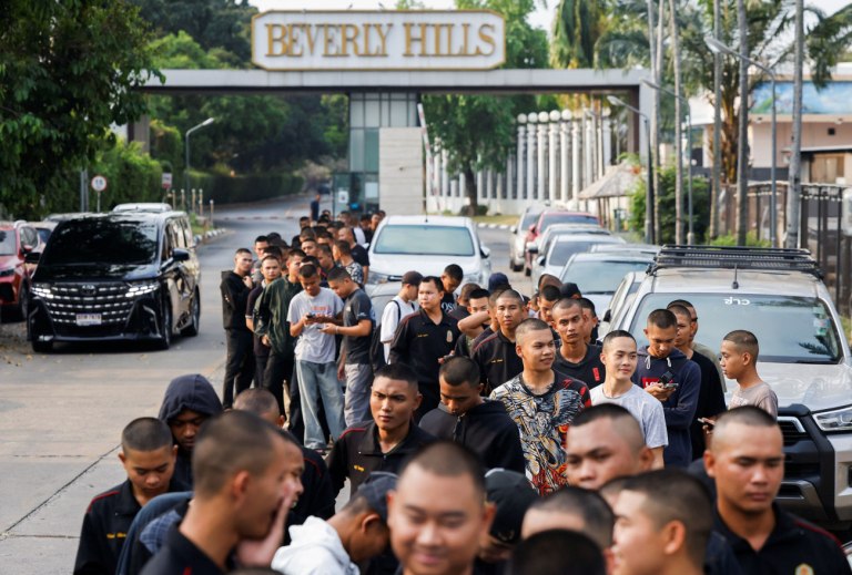 Άνοιξαν οι κάλπες στην Ταϊλάνδη με τρεις υποψηφίους που δεν μπορούν να εκλεγούν αυτοδύναμα