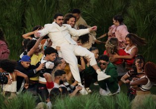 Ο Bad Bunny φόρεσε Zara στο Super Bowl 2026 – Η ιστορία πίσω από την εμφάνισή του