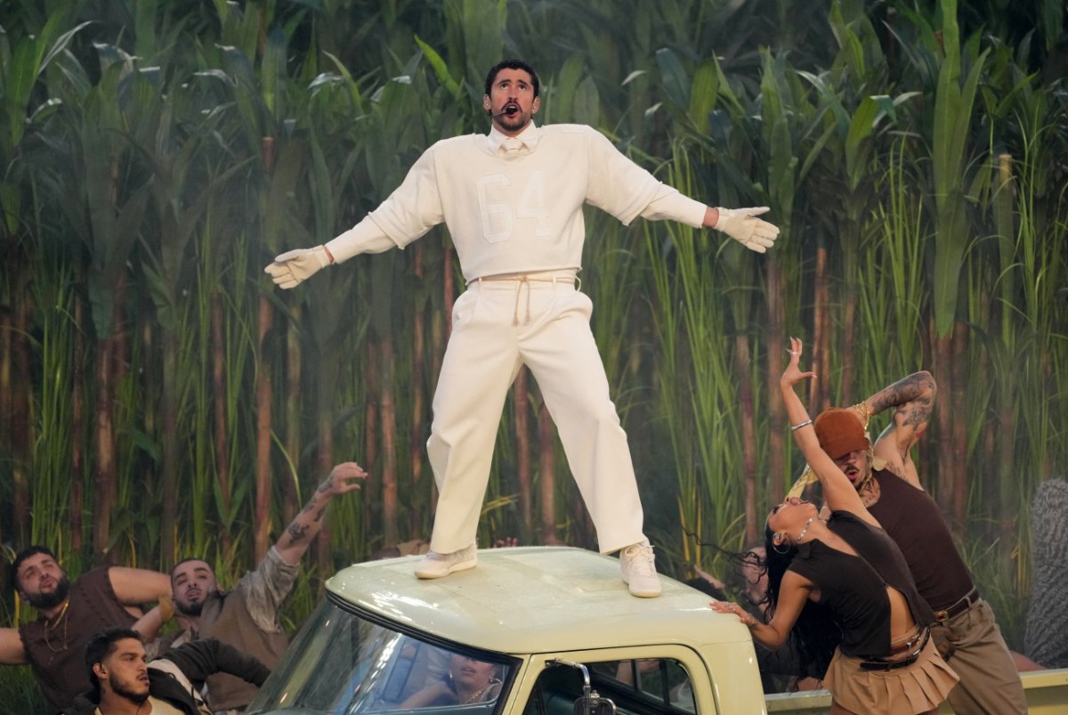 «Πυρά» Τραμπ, προσευχές και αντι-show: Όλα όσα έγιναν στο ημίχρονο του Super Bowl με πρωταγωνιστή τον Bad Bunny