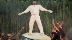 «Πυρά» Τραμπ, προσευχές και αντι-show: Όλα όσα έγιναν στο ημίχρονο του Super Bowl με πρωταγωνιστή τον Bad Bunny