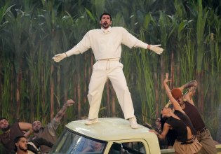 «Πυρά» Τραμπ, προσευχές και αντι-show: Όλα όσα έγιναν στο ημίχρονο του Super Bowl με πρωταγωνιστή τον Bad Bunny