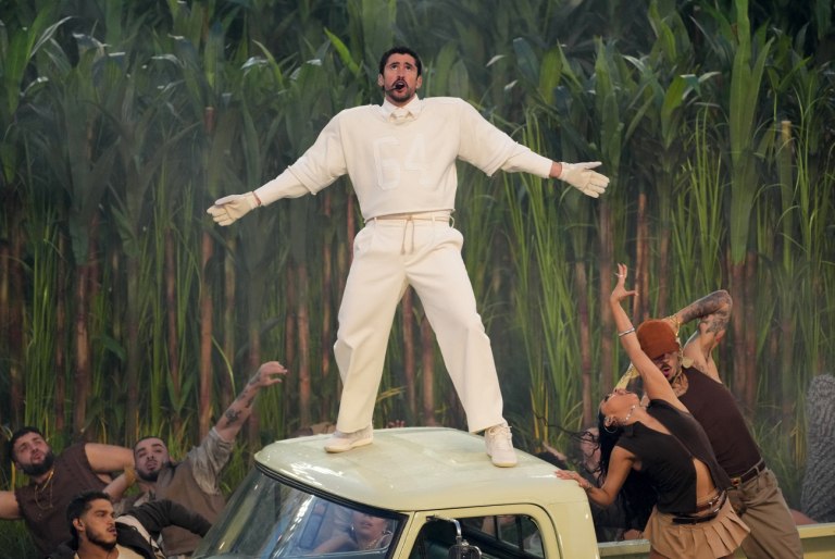 «Πυρά» Τραμπ, προσευχές και αντι-show: Όλα όσα έγιναν στο ημίχρονο του Super Bowl με πρωταγωνιστή τον Bad Bunny