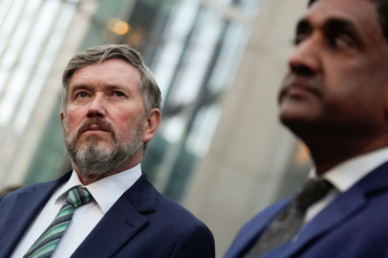 Έξι ονόματα που προστατεύτηκαν από τη δημοσίευση της λίστας Έπσταϊν, πλέον κατονομάστηκαν – Θεωρούνται ύποπτοι