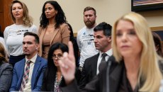 Οι επιζώσες του Έπσταϊν ζητούν λογοδοσία εν μέσω κρίσης των θεσμών: Τι μάθαμε από την εκρηκτική ακρόαση της Παμ Μπόντι