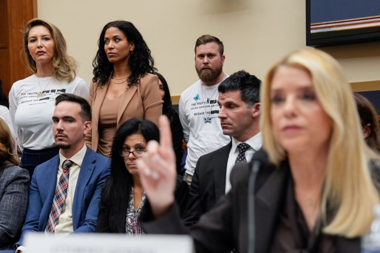 Οι επιζώσες του Έπσταϊν ζητούν λογοδοσία εν μέσω κρίσης των θεσμών: Τι μάθαμε από την εκρηκτική ακρόαση της Παμ Μπόντι