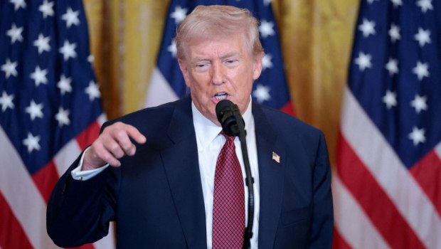 Live: Έκτακτη συνέντευξη Τύπου Τραμπ για τους δασμούς