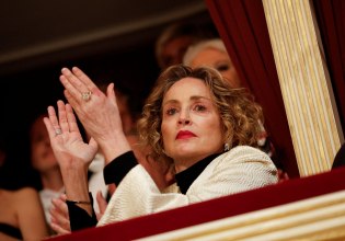 Σάρον Στόουν: Κρίση πανικού και δάκρυα στη Βιέννη – «Είμαι ανάπηρη»