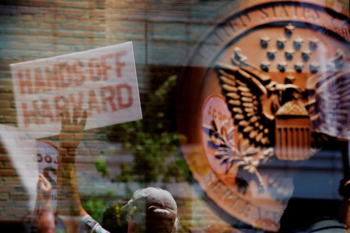 Η κυβέρνηση Τραμπ μηνύει ξανά το Χάρβαρντ – Στο επίκεντρο η εισαγωγή φοιτητών «βάσει φυλής»