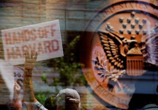 Η κυβέρνηση Τραμπ μηνύει ξανά το Χάρβαρντ – Στο επίκεντρο η εισαγωγή φοιτητών «βάσει φυλής»