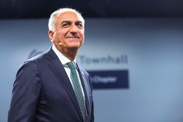 Ο γιός του τελευταίου σάχη, Ρεζά Παχλαβί, καλεί τις ΗΠΑ να επέμβουν στρατιωτικά στο Ιράν