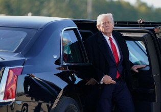 Εδώ ο κόσμος καίγεται: Ο Ντόναλντ Τραμπ ζητά να ποζάρει ξανά για ένα νέο πορτρέτο