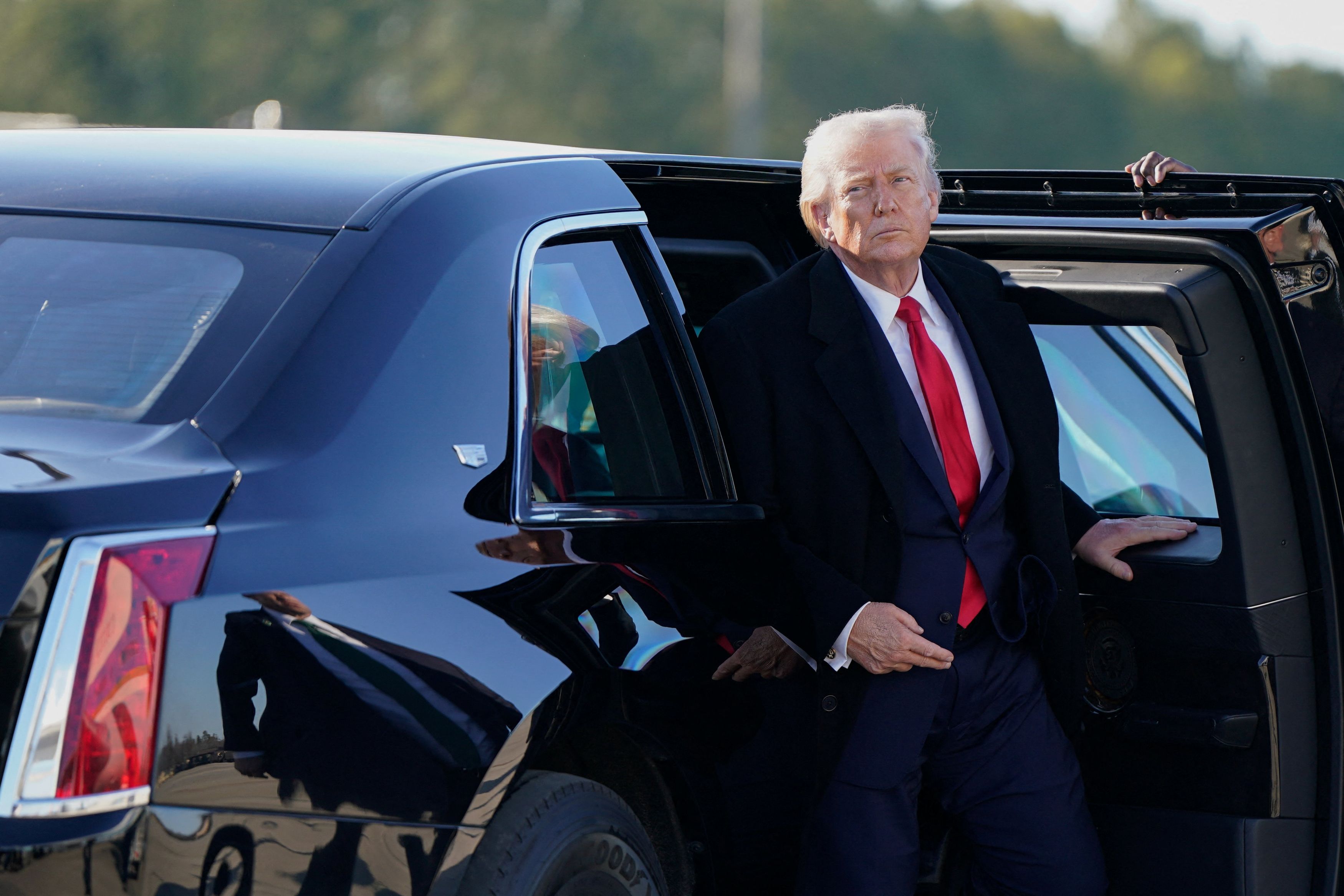 Εδώ ο κόσμος καίγεται: Ο Ντόναλντ Τραμπ ζητά να ποζάρει ξανά για ένα νέο πορτρέτο