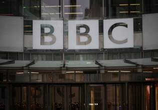 BBC: Διατάσσει ταχεία έρευνα για τις ρατσιστικές προσβολές κατά τη μετάδοση των βραβείων BAFTA