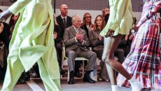 Ο Κάρολος επισκέφθηκε την Εβδομάδα Μόδας στο Λονδίνο μετά τη σύλληψη του αδελφού του Άντριου