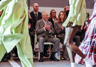 Ο Κάρολος επισκέφθηκε την Εβδομάδα Μόδας στο Λονδίνο μετά τη σύλληψη του αδελφού του Άντριου