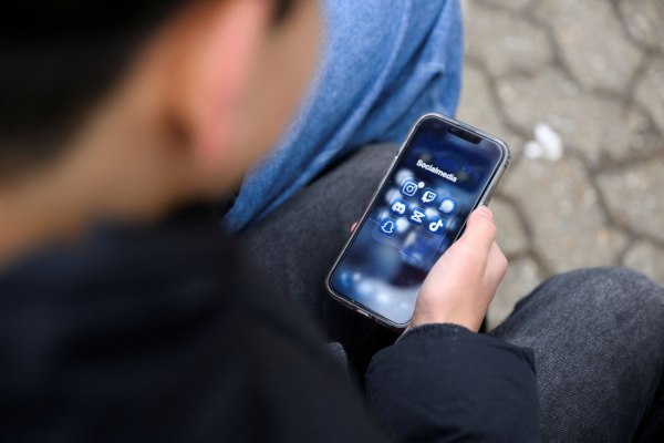 Σύστημα συναγερμού στα κινητά για αεροπορικές επιθέσεις εγκαθιστά η Σουηδία