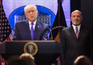 Τραμπ: «Βαθιά απογοητευτική» η απόφαση του Ανώτατου Δικαστηρίου – «Οι ξένες χώρες χορεύουν στους δρόμους»