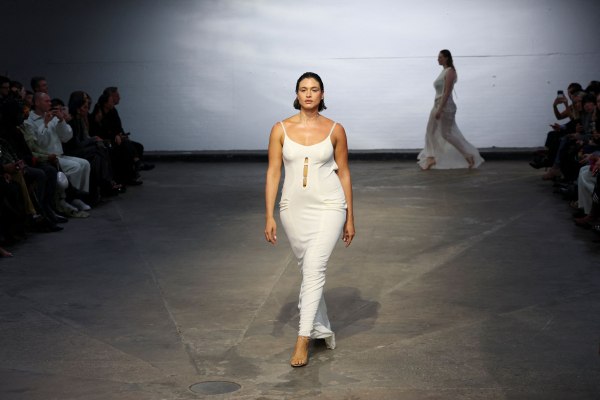 Αληθινές γυναίκες – Η ποικιλομορφία των σωμάτων επιμένει στην Eβδομάδα Mόδας του Λονδίνου εν μέσω «επιδημίας» ενέσεων αδυνατίσματος