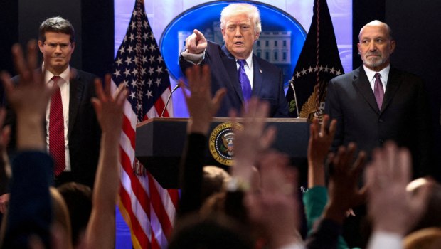 Αύξηση των δασμών από 10% σε 15% αποφάσισε ο Τραμπ